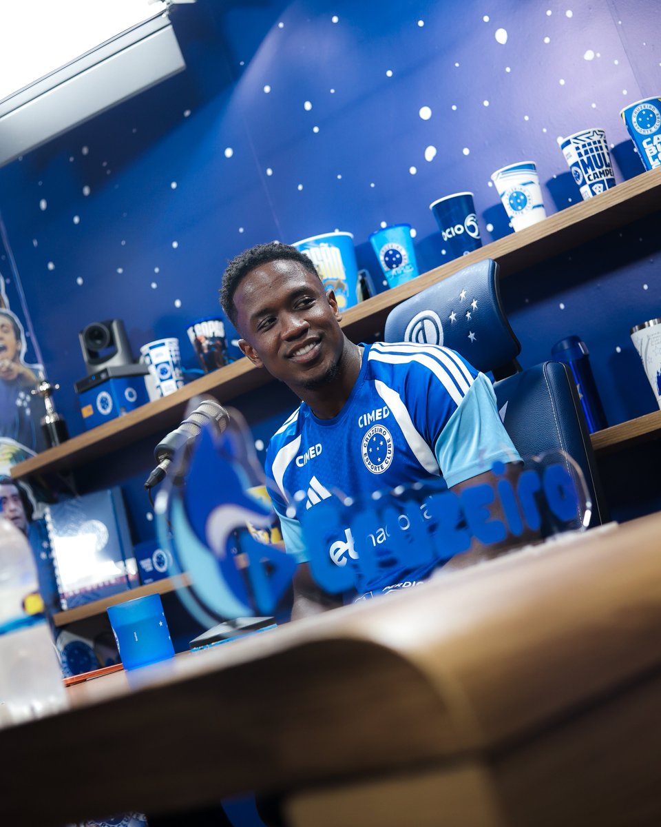 Cruzeiro's tweet photo. Fim de mais um episódio do 𝐂𝐫𝐮𝐳𝐞𝐢𝐫𝐨 𝐂𝐚𝐬𝐭! 🇨🇴🎙️

O bate-papo com o Luis Sinisterra está disponível na TV Cruzeiro para você assistir quando quiser! 🦊

📺 https://t.co/DxvgGtpKpl

📸 @gustavomjpeg / Cruzeiro https://t.co/MO9kbauH0C
