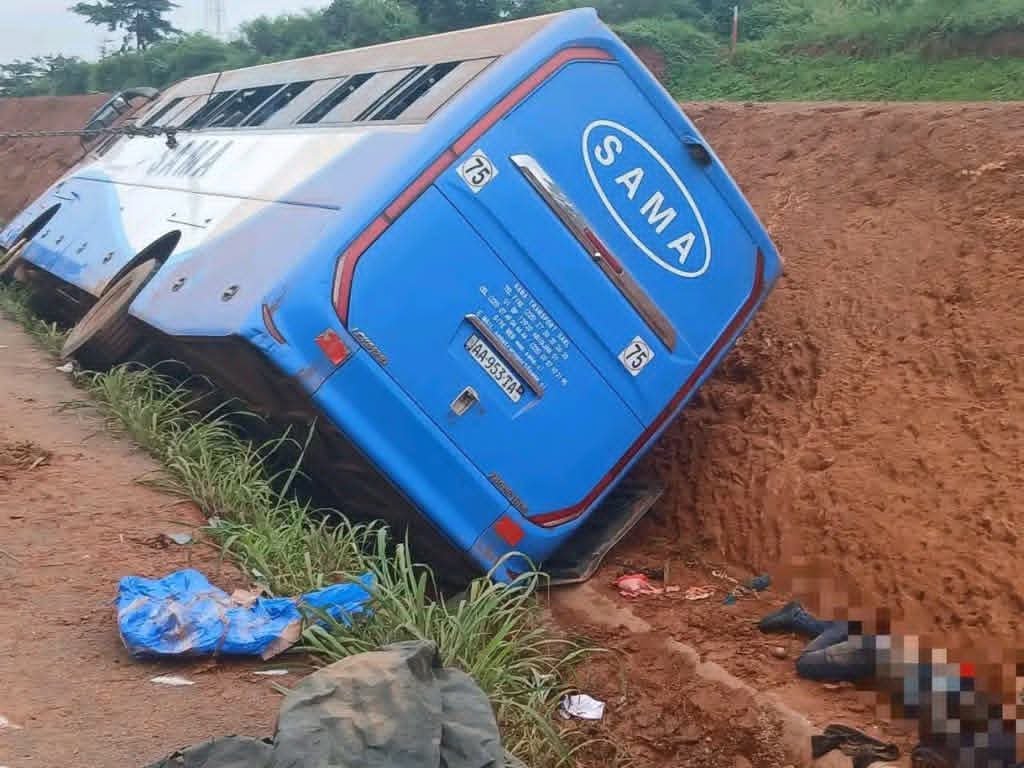 RadioCiv's tweet photo. 🔴 Accident mortel sur l’autoroute du Nord ! 

Un car de la compagnie SAMA TRANSPORT a effectué une sortie de route ce samedi 25 juillet 2026 au PK 266, dans le sens Sud.
👉 Bilan provisoire : 2 morts et 50 blessés, dont 5 grièvement atteints, selon le GSPM. https://t.co/LSmYbApEsc