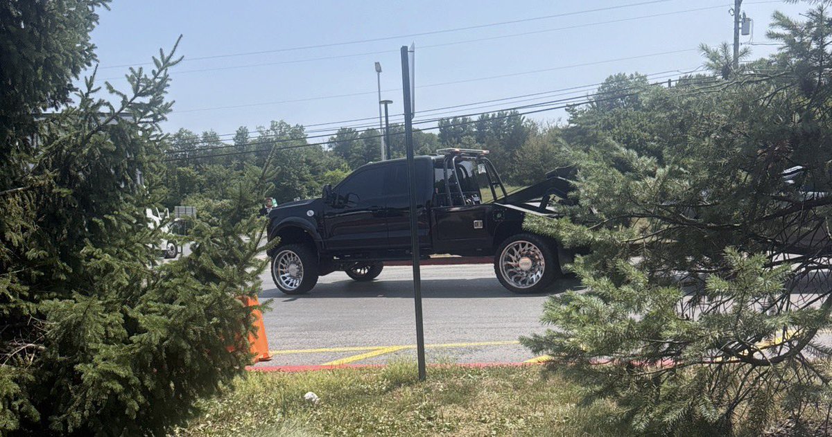 AtkinsRoyace's tweet photo. The opportunity is endless being an entrepreneur. You sitting at a desk when you could be riding 24 inch rims towing a car making money 🥂🫡💯 https://t.co/aERCv6Hkqt