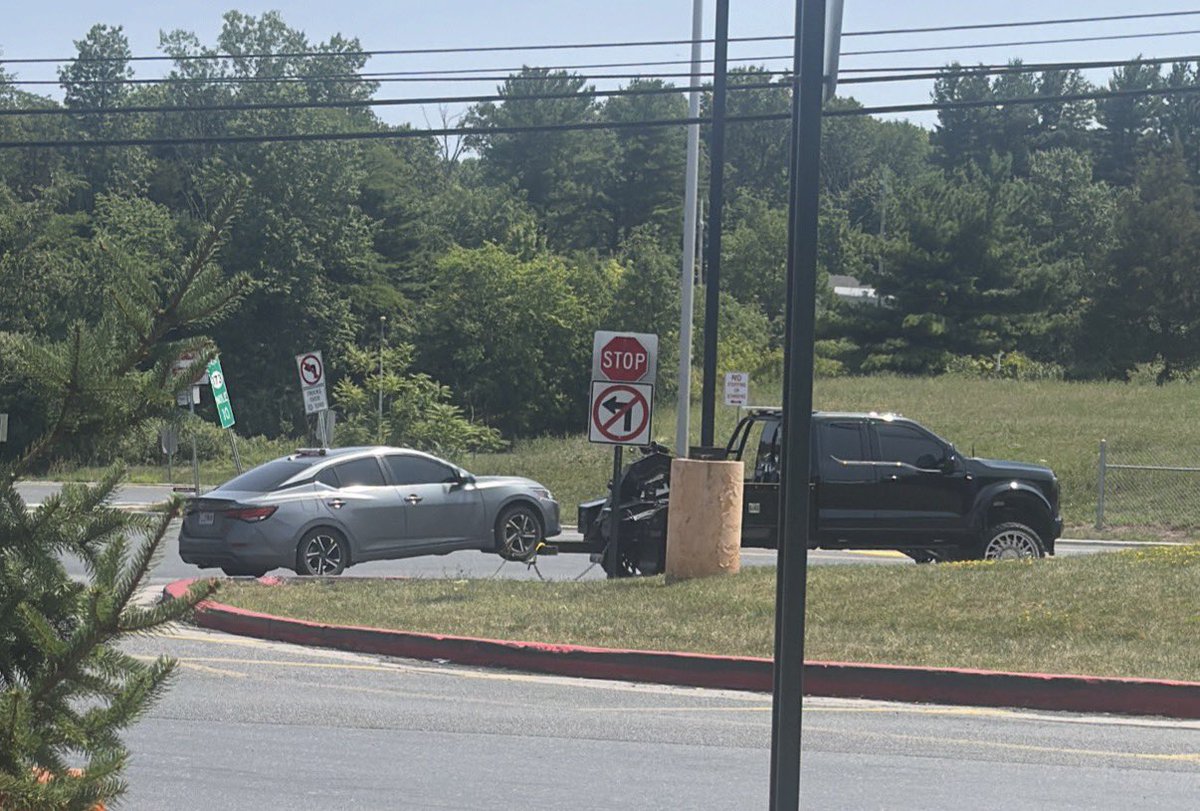AtkinsRoyace's tweet photo. The opportunity is endless being an entrepreneur. You sitting at a desk when you could be riding 24 inch rims towing a car making money 🥂🫡💯 https://t.co/aERCv6Hkqt