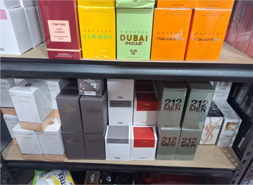 ofcmrss's tweet photo. halo gess, kira2 disini pada mau join grup aku ga yah.
aku jual parfume murceeeee tapi kualitas ga kaleng2!

aku first hand btw, jdi harganya murce semuaaaa.
let me know yah kalo kalian pada mau join grup nya.

#zonauang #zonajajan #wts #parfume https://t.co/d63CMADEg0