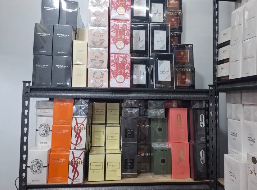 ofcmrss's tweet photo. halo gess, kira2 disini pada mau join grup aku ga yah.
aku jual parfume murceeeee tapi kualitas ga kaleng2!

aku first hand btw, jdi harganya murce semuaaaa.
let me know yah kalo kalian pada mau join grup nya.

#zonauang #zonajajan #wts #parfume https://t.co/d63CMADEg0