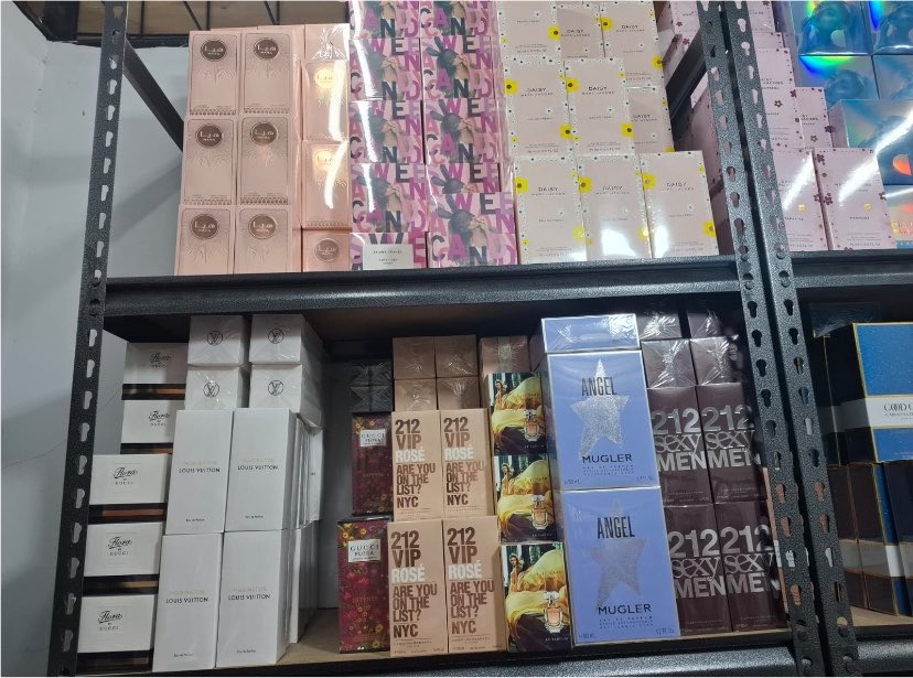 ofcmrss's tweet photo. halo gess, kira2 disini pada mau join grup aku ga yah.
aku jual parfume murceeeee tapi kualitas ga kaleng2!

aku first hand btw, jdi harganya murce semuaaaa.
let me know yah kalo kalian pada mau join grup nya.

#zonauang #zonajajan #wts #parfume https://t.co/d63CMADEg0
