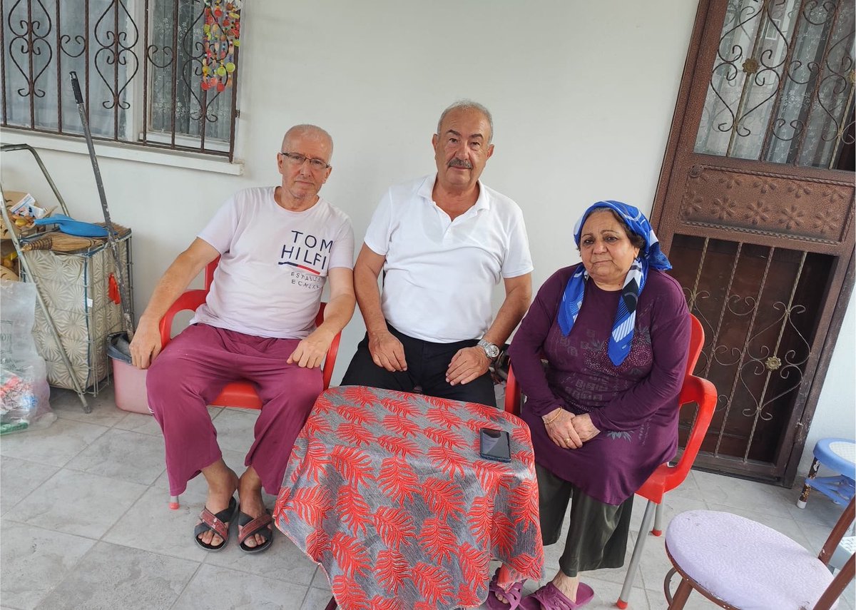 AkpartiCukurova's tweet photo. “AK Parti teşkilatları olarak mahalle mahalle, hane hane gönül buluşmalarımızı sürdürüyoruz.”

Güzelyalı Mahallemizde kıymetli hemşehrimiz Mehmet Koş’u evinde ziyaret ederek güzel bir sohbet gerçekleştirdik. Misafirperverliği ve ev sahipliği için kendisine teşekkür ediyoruz. https://t.co/Ox51lEiloQ