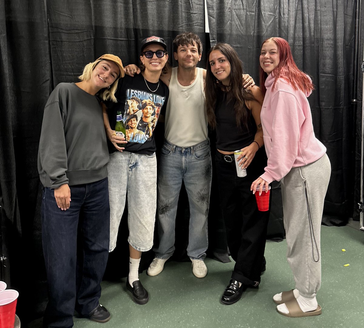 thebeaches's tweet photo. our last night with @Louis_Tomlinson 💙 we had so much fun on this tour we cant believe it's already over https://t.co/1ltv6tJine