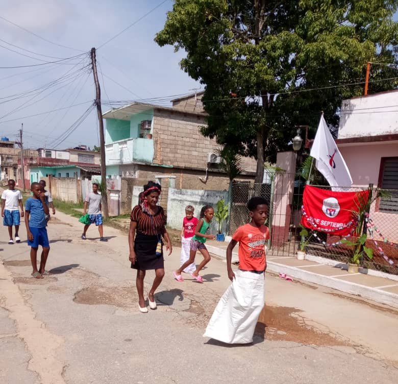 GHNordelo5's tweet photo. ¡Mi barrio por la patria! Saludando el #26deJulio en la zona 44 del Consejo Popular Versalles, en Cárdenas, Matanzas. 
#Cuba #CDRCuba #MiMoncadaEsLaPatria #MiBarrioPorLaPatria https://t.co/XZ3VlOsp9d