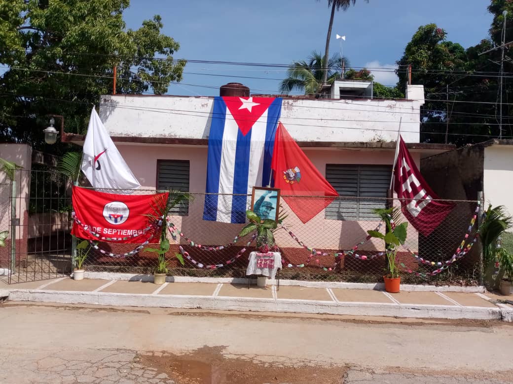GHNordelo5's tweet photo. ¡Mi barrio por la patria! Saludando el #26deJulio en la zona 44 del Consejo Popular Versalles, en Cárdenas, Matanzas. 
#Cuba #CDRCuba #MiMoncadaEsLaPatria #MiBarrioPorLaPatria https://t.co/XZ3VlOsp9d