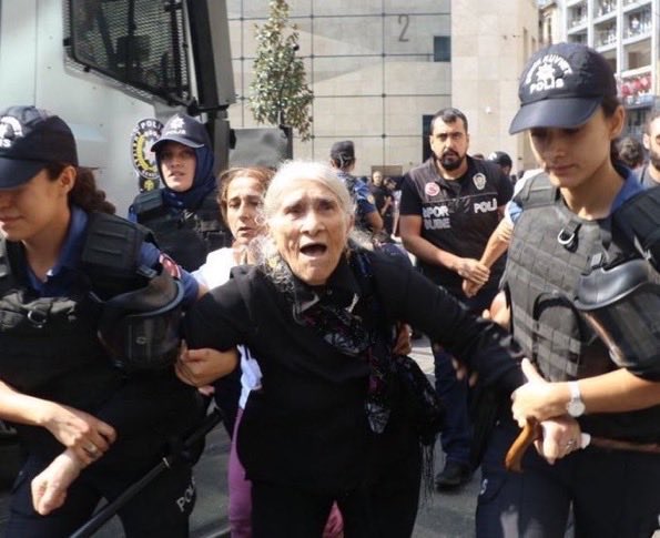 MuhailfToplum's tweet photo. İlk fotoğraf 1997 yılından.

İkinci fotoğraf ise 2018 yılından.

Emine Ocak, Cumartesi Anneleri içinde direnişin simgelerinden biriydi.

Oğlu Hasan Ocak katledildikten sonra tüm yaşamını direnişe dönüştürdü. https://t.co/1K15QzydgG