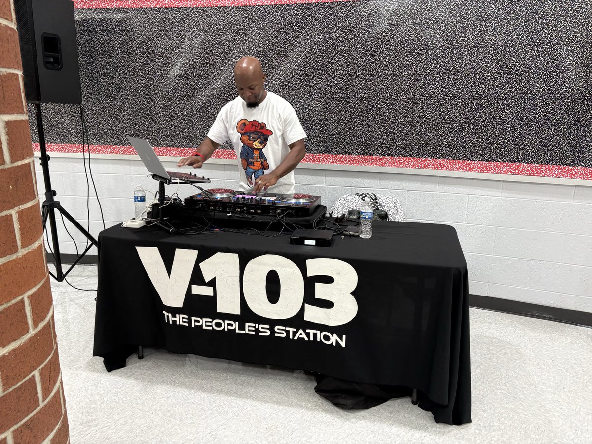 CandyReigns_'s tweet photo. @FultonCoSchools did an amazing job getting families ready for #FirstDayFulton.  The vendors were amazing! @V103Atlanta  kept the vibes high with great music. Have a great year families! #momoftwo #theveganteachermama @PalmettoEagles @Banneker_HS https://t.co/N4WsQ0VTsW