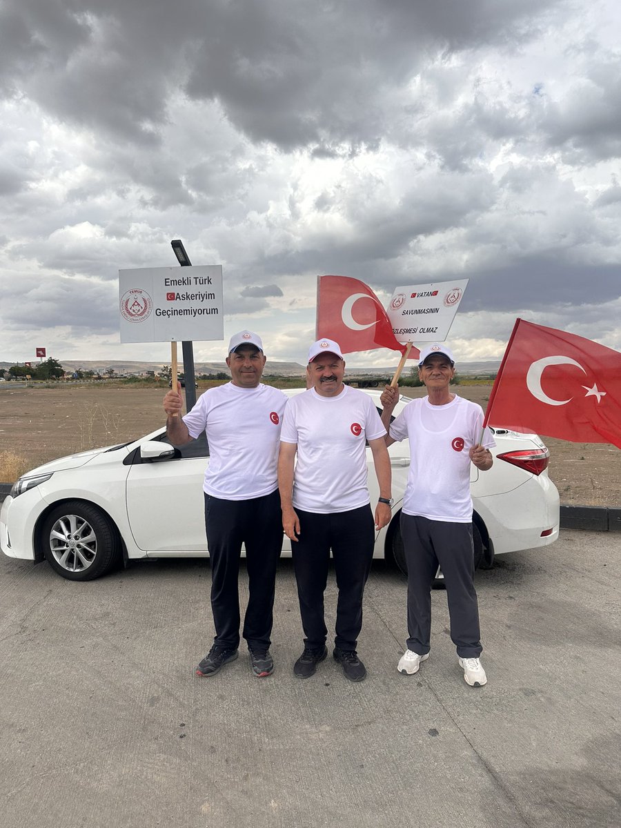 alitilkici38's tweet photo. Dağlarda korkmadık.
Sınırda geri adım atmadık.
Operasyonlarda canımızı ortaya koyduk.
Şehit vermekten, gazi kalmaktan korkmadık.

Çünkü omuzlarımızda sadece üniformamız değil, vatanın emaneti vardı.

Bugün de aynı inanç ve aynı vakar ile hakkımızı hukuk içinde aramaktan korkmuyoruz.

Bizim mücadelemiz kimseye karşı değil; emeğimizin, alın terimizin ve fedakârlığımızın hak ettiği değeri bulması içindir.

Dün vatan nöbetindeydik.
Bugün adalet nöbetindeyiz.
Ve hak yerini bulana kadar bu onurlu mücadeleden bir adım geri atmayacağız.

#KahramanlaraHakYürüyüşü
#UzmanÇavuş
@TEMUD_2024
