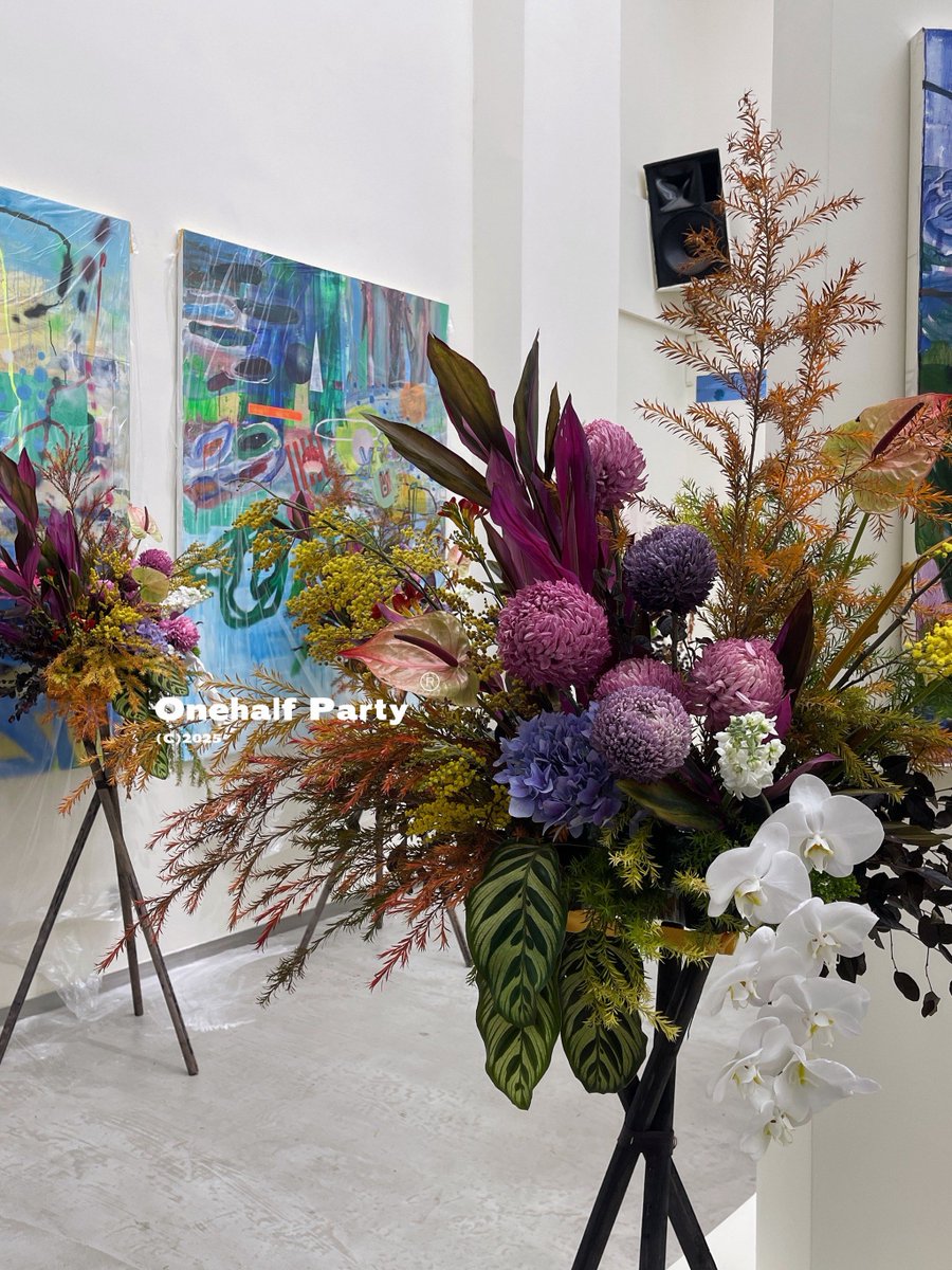 EdithT14575's tweet photo. Step into a vibrant pop-up art space tonight! Get up close to hand-painted mixed-media works and chat with the artists—perfect for a cozy creative escape. https://t.co/4oJpMGGN2n