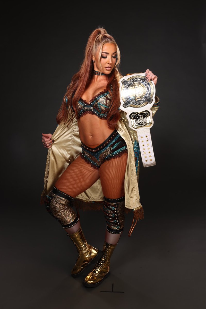 lainey_wwe's tweet photo. https://t.co/oMGN7LJapx