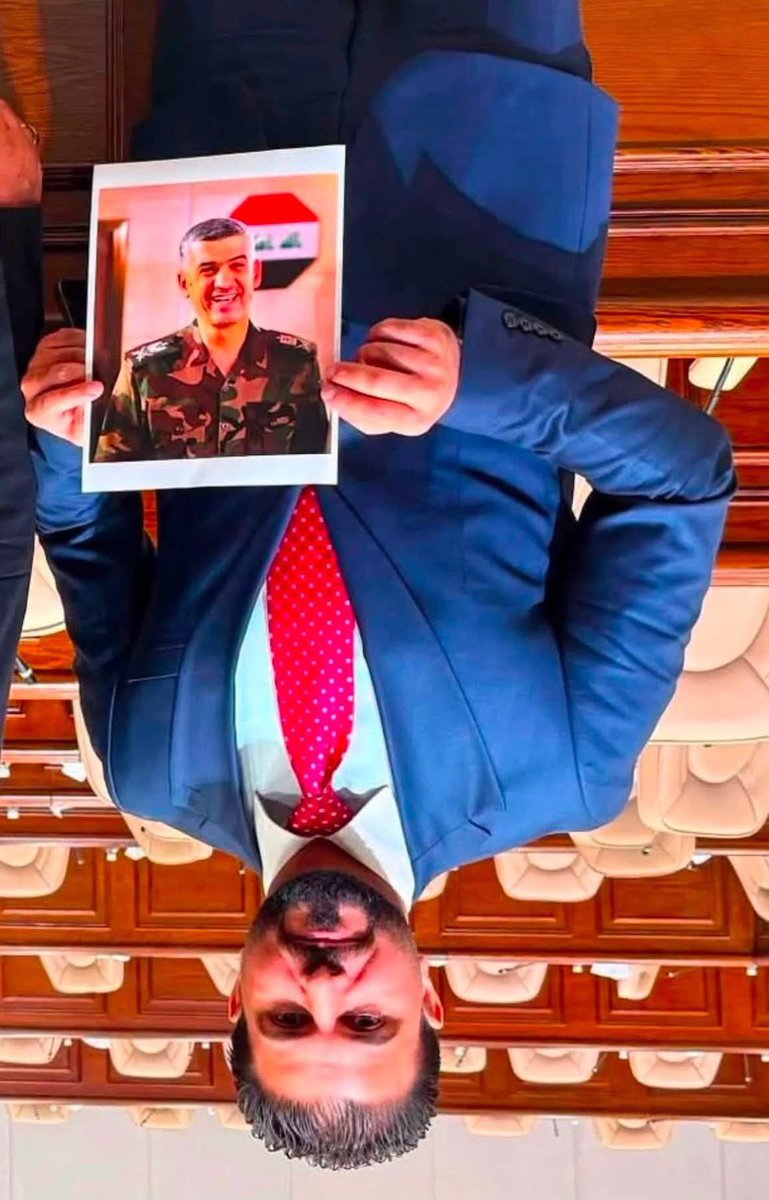 Abbas_AlFatan's tweet photo. #عاجل_الآن 
تنكيس العلم العراقي والرتبة العسكرية من قبل النائب القانوني احمد شهيد داخل قبة البرلمان
احسنت سيادة النائب https://t.co/Ak8GOzrHH1