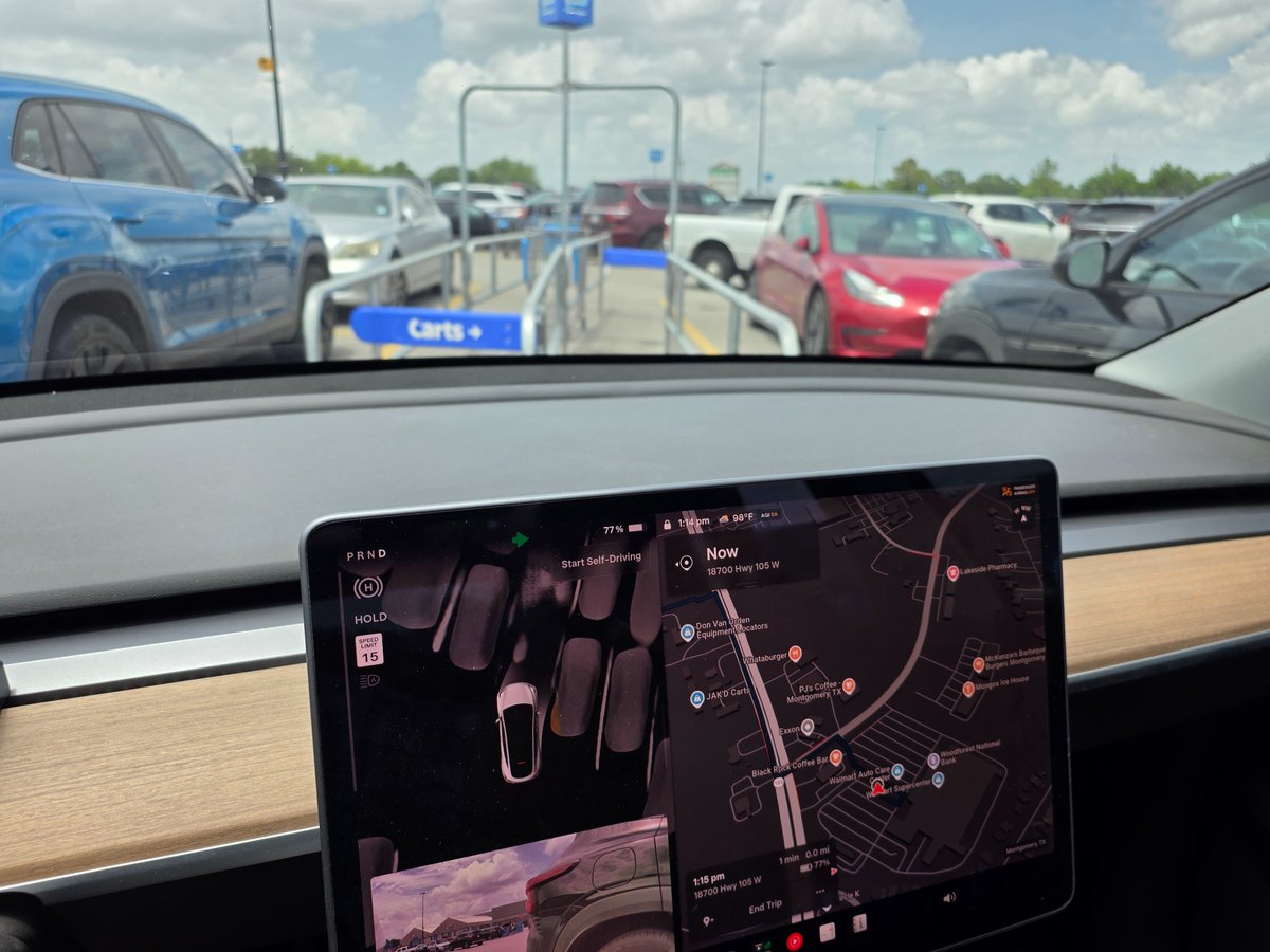 redragn72's tweet photo. FSD V14 Lite wanted to park in the cart corral. Will try it again and see if it is repeatable. This is the first time it has done this so may have been a fluke. https://t.co/Nv1CzJN7BF