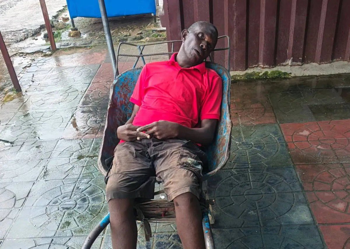 IgboHistoFacts's tweet photo. Unidentified wheelbarrow pusher found dead in his wheelbarrow along Aba–Owerri Road in Abia State https://t.co/LPpmqnIlSL