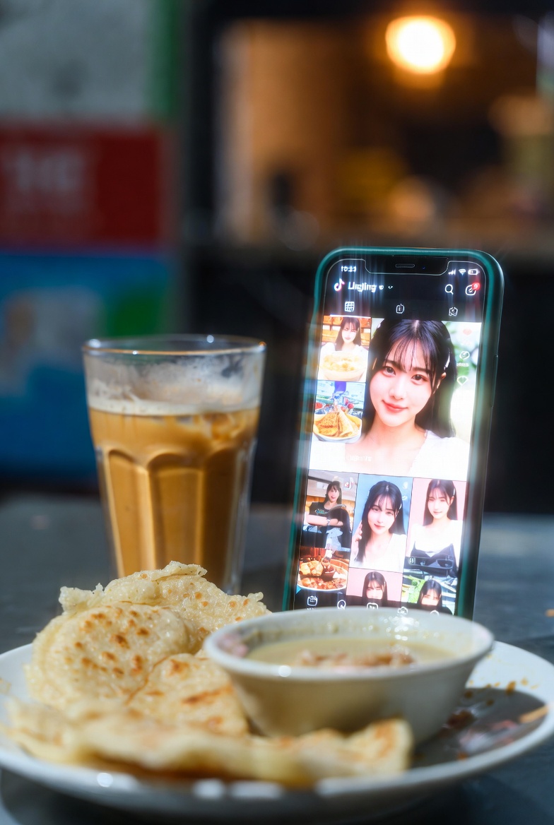 FAranburu's tweet photo. Baru habis round roti canai petang ni. Scroll sikit terus kena banjir Lingling. Cantik betul dia, confirm ramai terpukau. Korang fans ke? https://t.co/PAVcH1t5pp