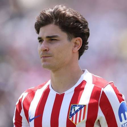 LARGOESPN's tweet photo. 🚨 ARSENAL PREPARA OFERTA GIGANTE POR JULIÁN ÁLVAREZ! 💣🔴

O Arsenal entrou de vez na disputa por Julián Álvarez e prepara uma proposta que pode chegar a 100 milhões de euros, além de incluir Viktor Gyökeres na negociação.

👀 Depois de ver o Atlético de Madrid rejeitar investidas de Barcelona e Real Madrid, os Gunners tentam convencer os espanhóis a liberar o atacante argentino.

🇦🇷 Apesar do forte interesse inglês, Julián já manifestou o desejo de permanecer na Espanha, o que pode dificultar o negócio.