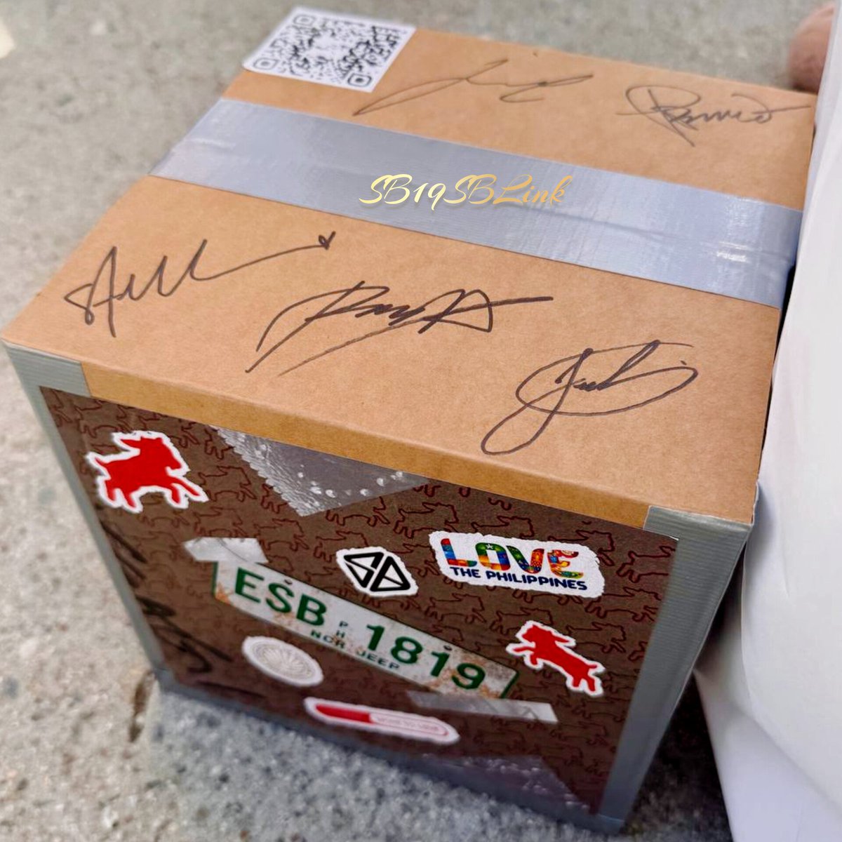 SB19SBLink's tweet photo. First 50 attendees will get a dib on this special gift and will get to meet our lads. What a lucky caprines (I mean fans). We're envious. 

D-5 SB19 LOLLAPALOOZA STAGE
@SB19Official #SB19
#SB19at100Thieves
#SB19PopUpStoreAt100Thieves https://t.co/qOfndLuG31