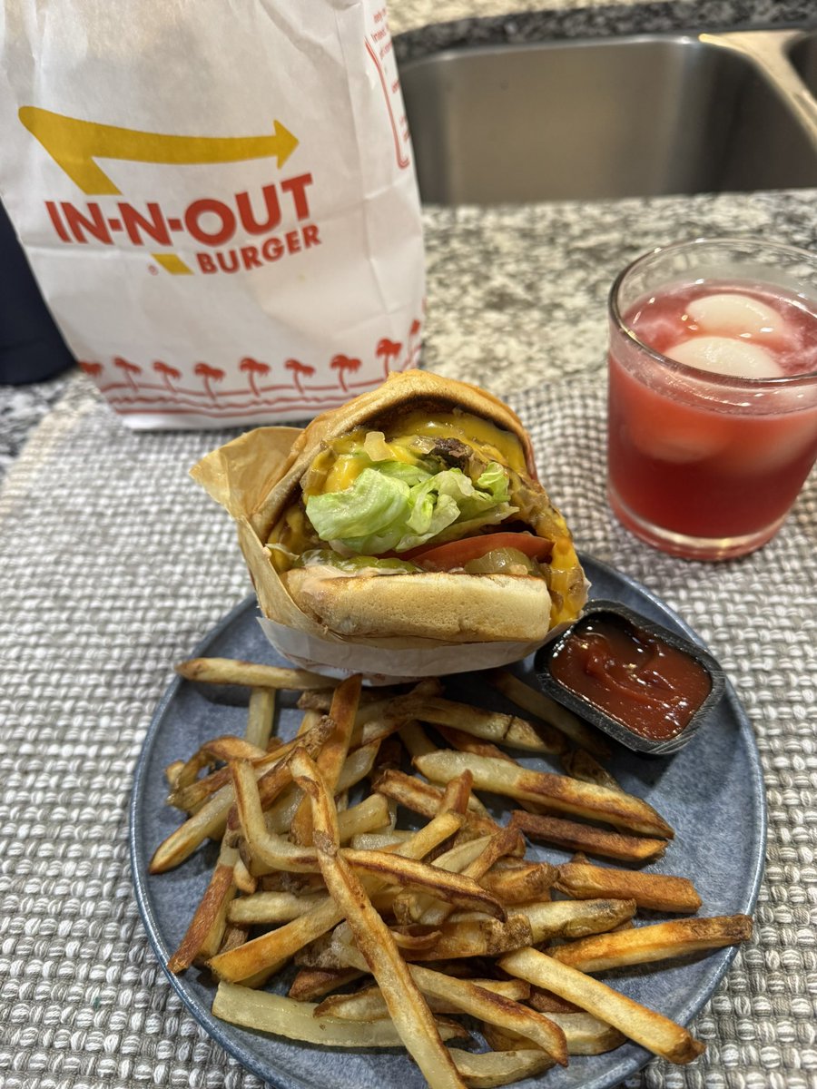 TheTwinkie_11's tweet photo. First In N Out in TX.
-Double Double Animal Style
-Beef Tallow French Fries
-HEB Cherry Lime-aide with Coconut Water Ice Cubes
-What-A-Burger spicy ketchup
#InNOut #cheatday #cheatmeal #Burger https://t.co/SlBsBL1kZP