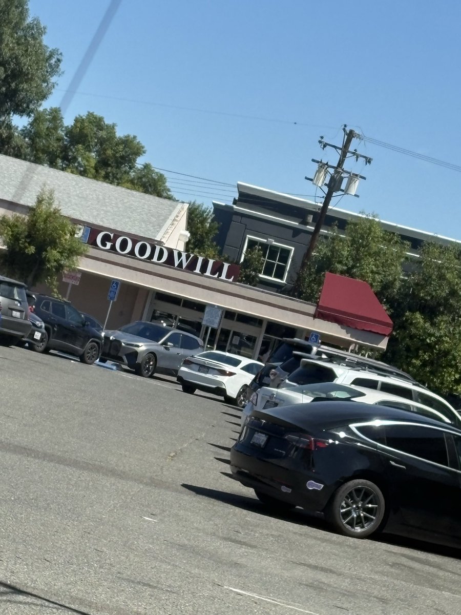 HayamiKurayami's tweet photo. SHINY GOODWILL!! 

Red Goodwill vs Teal McDonalds https://t.co/LYR4Nb2FBZ