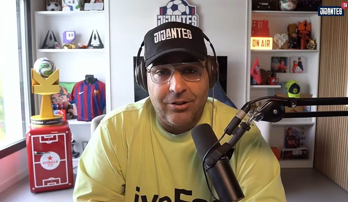 FRBarca_'s tweet photo. Gerard Romero : « Beaucoup s'inquiètent de voir le Real Madrid recruter joueur après joueur, alors que le Barça n'a besoin que de quelques transferts supplémentaires qui ne sont pas encore finalisés. Je veux juste dire : restez calmes. Restez calmes. On est seulement le 25 juillet. »

« Et souvenez-vous, à l'arrivée de Mbappé, on entendait dire que le Real Madrid allait tout gagner. Toutes les prédictions les voyaient dominer et rafler toutes les compétitions. »

« Alors, combien de trophées ont-ils finalement gagnés ? Exactement, zéro. Ils n'ont rien gagné du tout. »