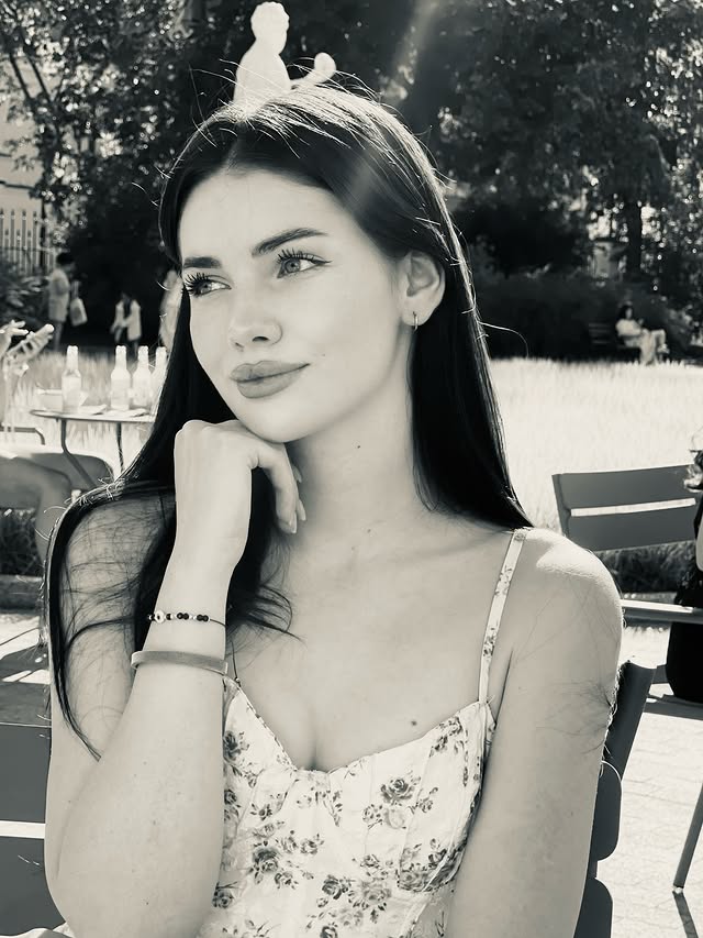 Catherine120221's tweet photo. Leave the clamor to the world; leave the quietude to black and white https://t.co/VKBdjhnkjf
