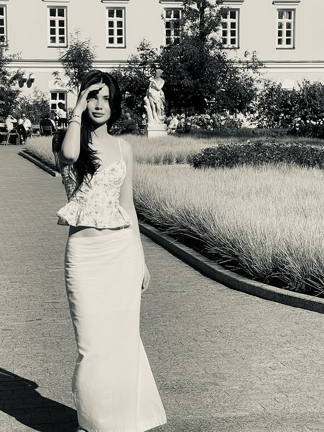 Catherine120221's tweet photo. Leave the clamor to the world; leave the quietude to black and white https://t.co/VKBdjhnkjf