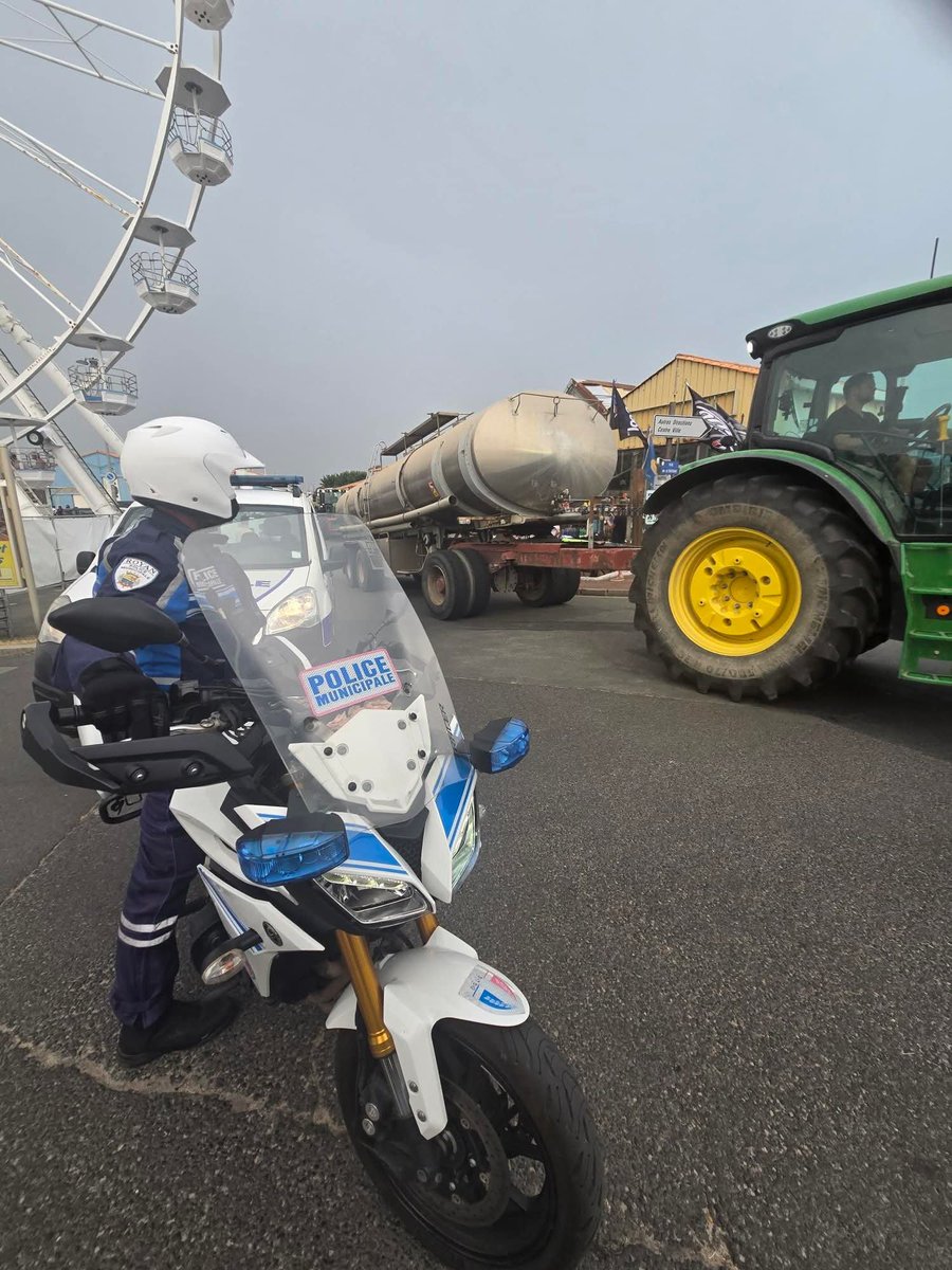 SDPM_NATIONAL's tweet photo. Solidarité #PoliceMunicipale #Feu de #Gironde - les PM de #Gujan et #Mérignac sont venus renforcer le Nord-Bassin d'Arcachon. La Police Municipale de Royan escorte des agriculteurs du dpt17 vers le 33 https://t.co/nabQIYpQrQ