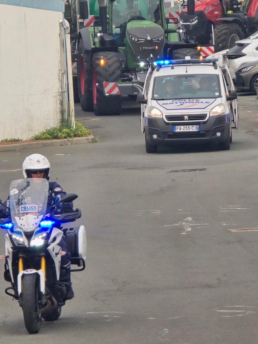 SDPM_NATIONAL's tweet photo. Solidarité #PoliceMunicipale #Feu de #Gironde - les PM de #Gujan et #Mérignac sont venus renforcer le Nord-Bassin d'Arcachon. La Police Municipale de Royan escorte des agriculteurs du dpt17 vers le 33 https://t.co/nabQIYpQrQ