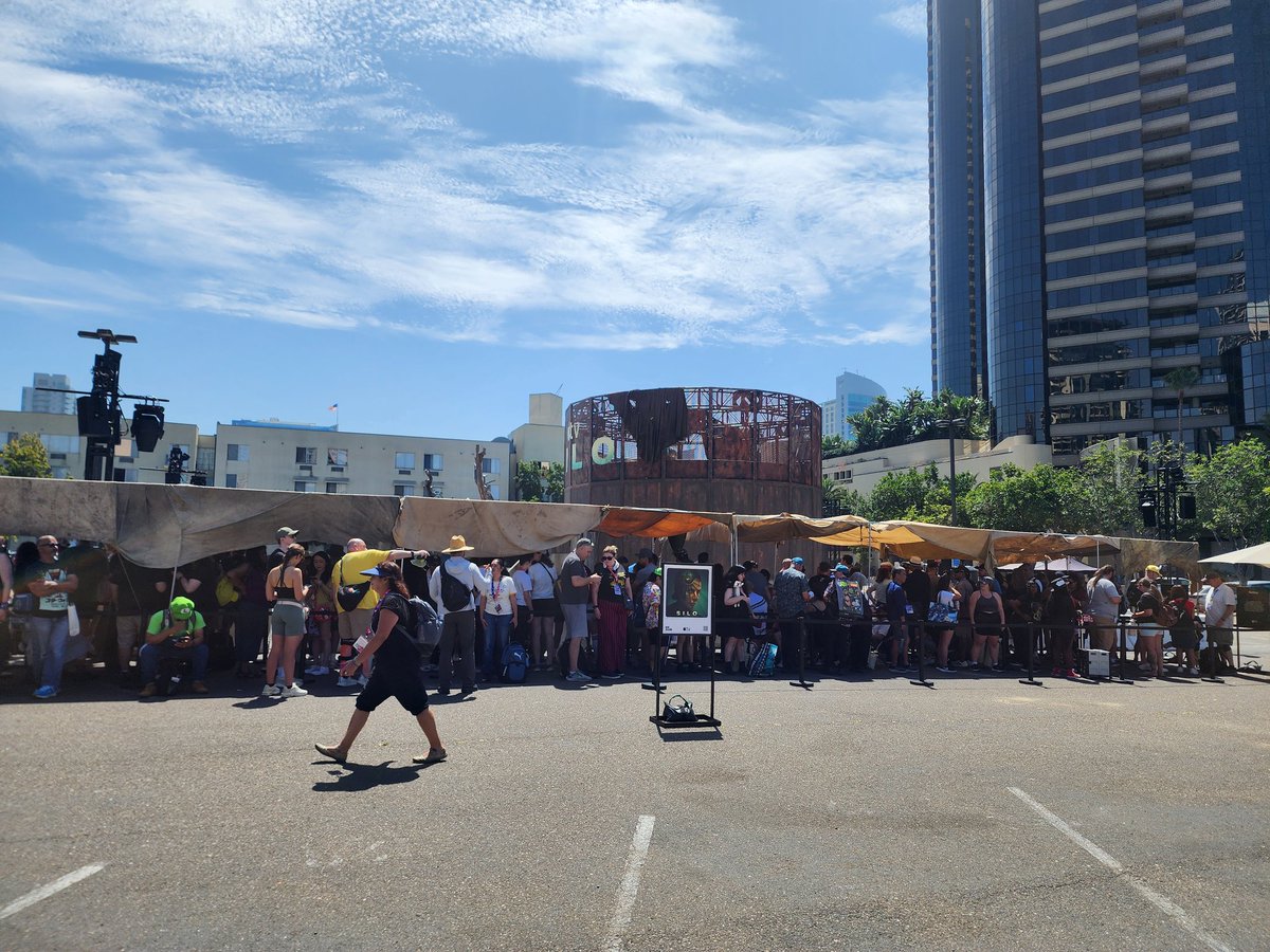 Fobulos's tweet photo. The silo line is currently 30-40 ppl past the 2hr marker #sdcc https://t.co/yuIZNWvg2g