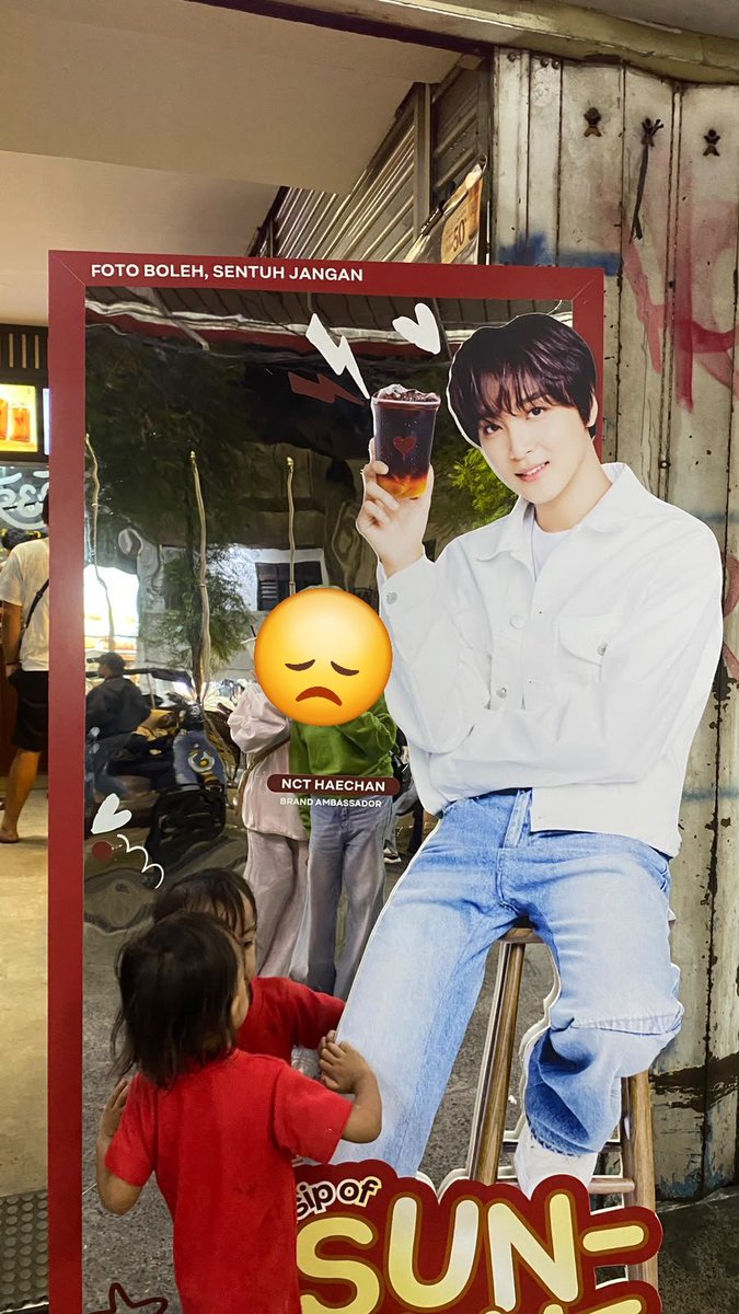 haeraraeh's tweet photo. Halo @KopiKenangan_ID
izin kasih sedikit masukan ya🙏💛
Kalau memungkinkan, untuk outlet yang ramai, penempatan standee Haechan jangan terlalu dekat dengan jalur lalu-lalang pengunjung. Tadi aku lihat meski sudah ada tulisan "jangan disentuh", ada anak kecil yang sengaja memegang standee.

Tadi mau foto kacanya udh agak mleyot juga/memang seperti itu modelnya? 
Sayang banget kalau standee-nya sampai rusak selama periode campaign. Aku sertakan fotonya sebagai gambaran kondisi di outlet. Semoga bisa jadi bahan evaluasi ya. Terima kasih 🫶