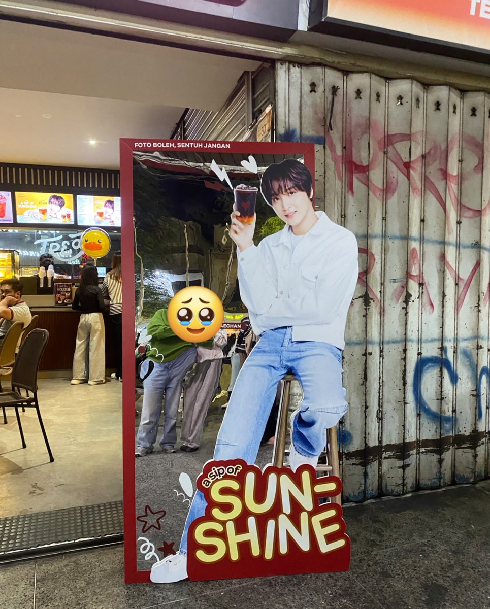 haeraraeh's tweet photo. Halo @KopiKenangan_ID
izin kasih sedikit masukan ya🙏💛
Kalau memungkinkan, untuk outlet yang ramai, penempatan standee Haechan jangan terlalu dekat dengan jalur lalu-lalang pengunjung. Tadi aku lihat meski sudah ada tulisan "jangan disentuh", ada anak kecil yang sengaja memegang standee.

Tadi mau foto kacanya udh agak mleyot juga/memang seperti itu modelnya? 
Sayang banget kalau standee-nya sampai rusak selama periode campaign. Aku sertakan fotonya sebagai gambaran kondisi di outlet. Semoga bisa jadi bahan evaluasi ya. Terima kasih 🫶