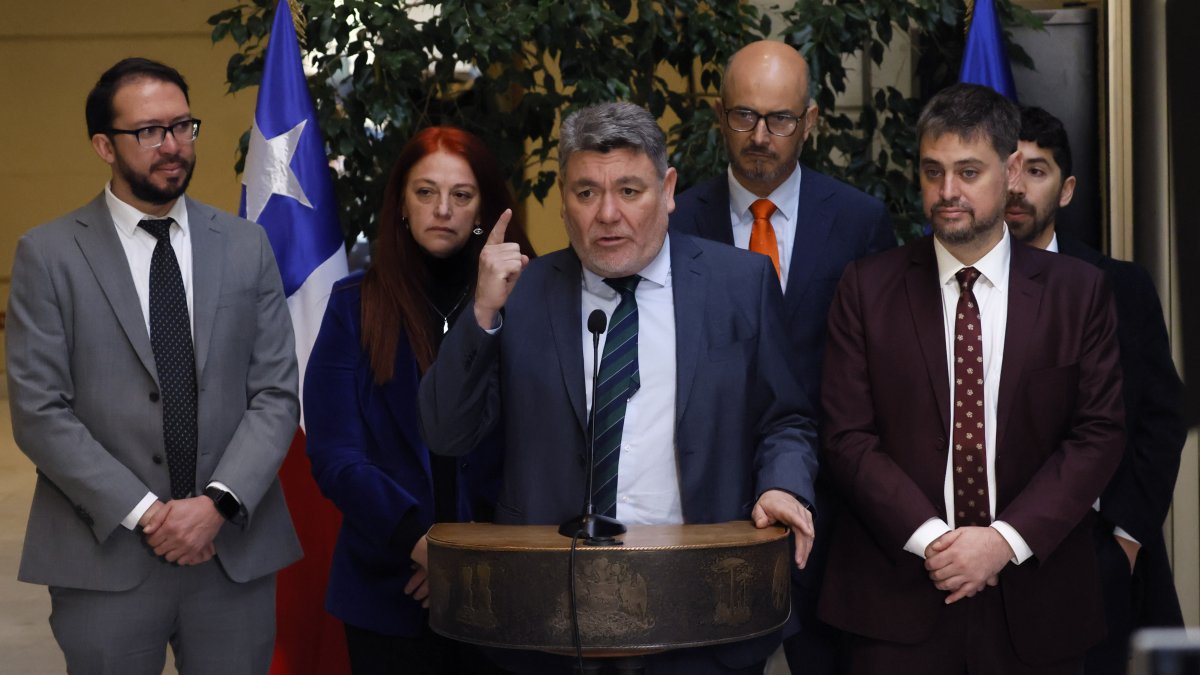 Cooperativa's tweet photo. PS: Arancel estadounidense "es un grave fracaso de la política exterior del Gobierno" https://t.co/dWZ37Bx4qj https://t.co/jRqIKrSyrR