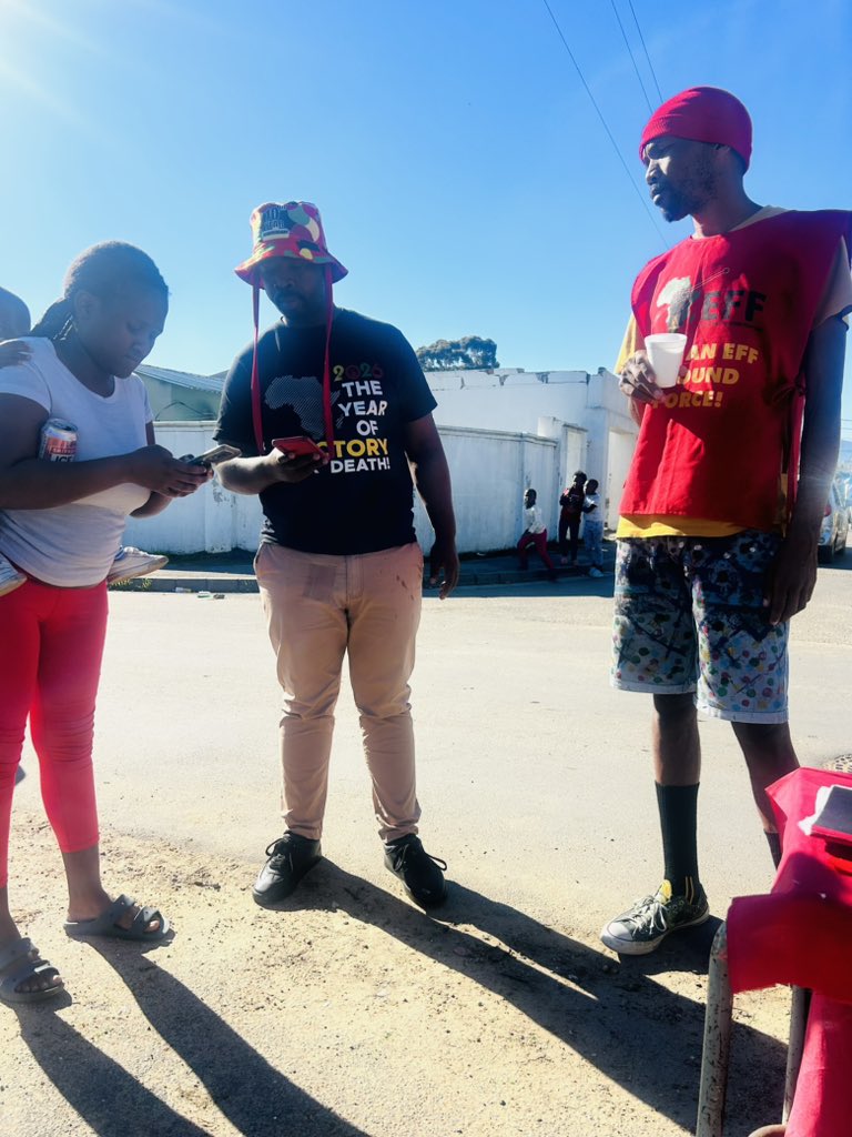 EFFDrakenstein's tweet photo. ♦️ in pictures ♦️

Ward 9 fighters are celebrating the 13th anniversary by doing door to door registering people to vote for @EFFSouthAfrica https://t.co/tUQ4dntDN6