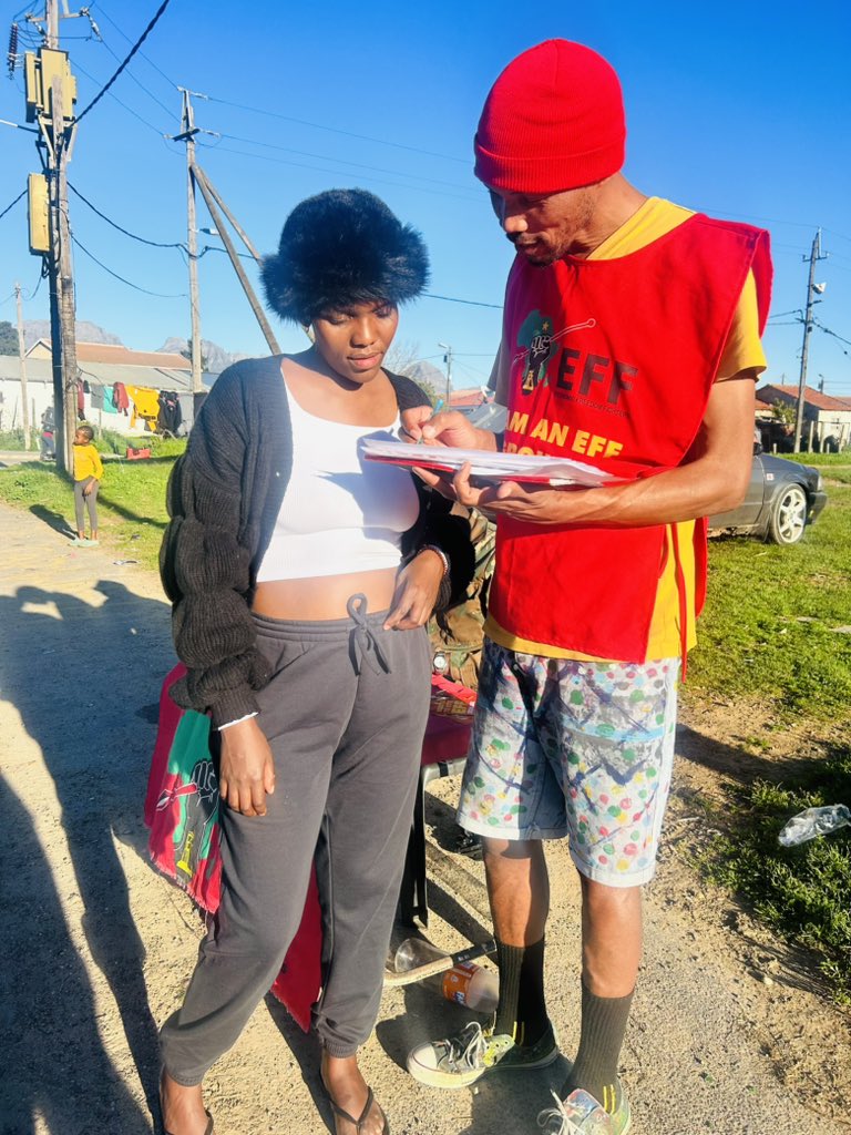 EFFDrakenstein's tweet photo. ♦️ in pictures ♦️

Ward 9 fighters are celebrating the 13th anniversary by doing door to door registering people to vote for @EFFSouthAfrica https://t.co/tUQ4dntDN6