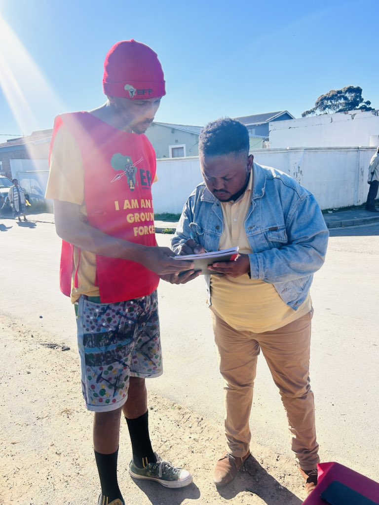 EFFDrakenstein's tweet photo. ♦️ in pictures ♦️

Ward 9 fighters are celebrating the 13th anniversary by doing door to door registering people to vote for @EFFSouthAfrica https://t.co/tUQ4dntDN6