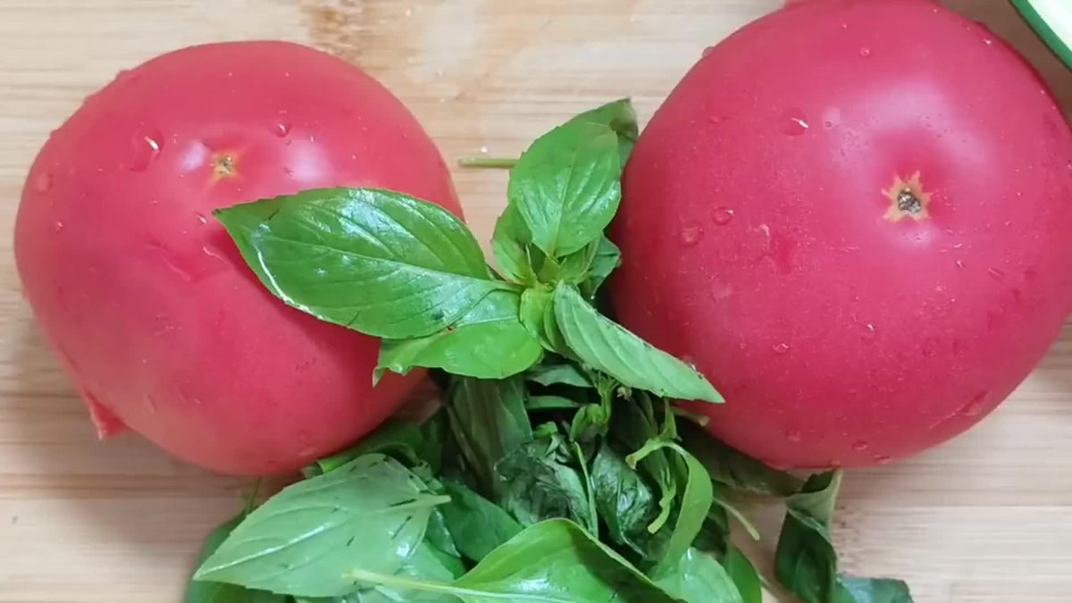 rin4211's tweet photo. Just tried the new organic cherry tomatoes! Sweet, juicy, and burst with natural flavor—no weird aftertaste at all. Perfect for salads or snacking. 10/10 would buy again! https://t.co/gSClbumFo6