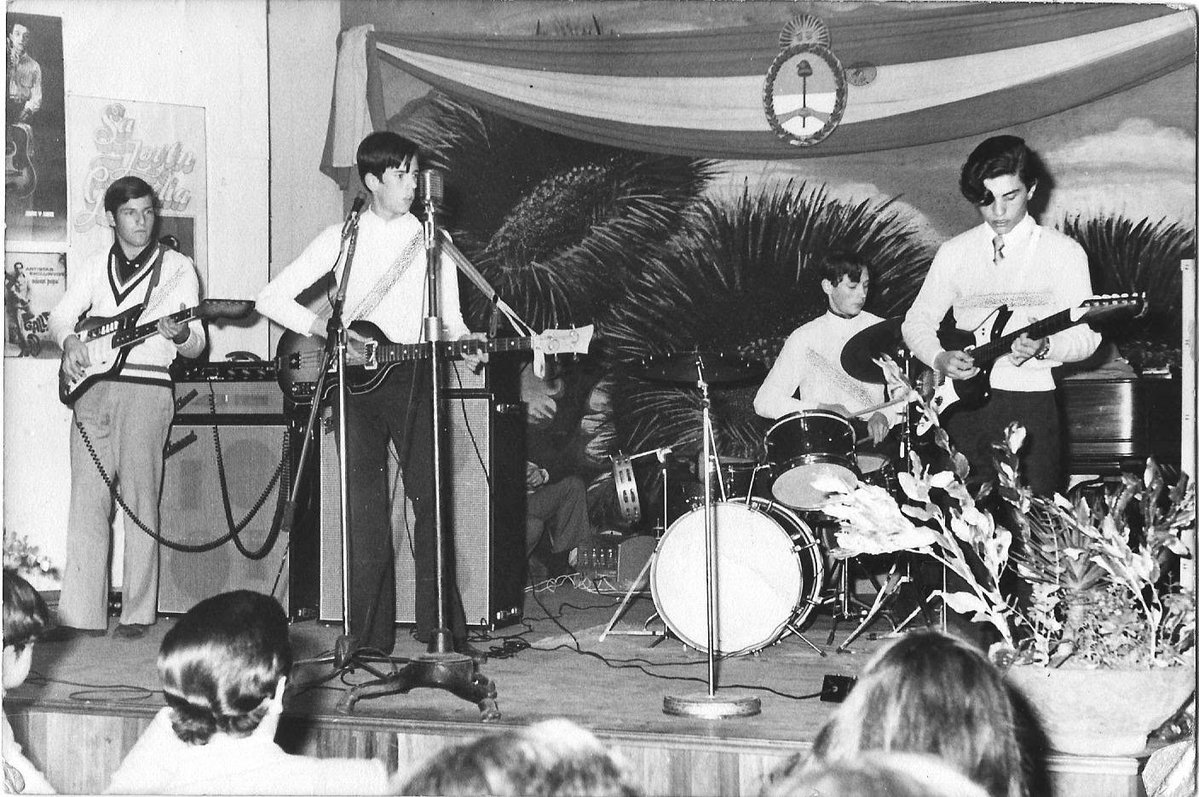 EfectosCluster's tweet photo. ¿Te apasiona la historia del gear y la electrónica vintage de nuestro país? 🇦🇷⚡

En el grupo de Arqueología Electrónica Argentina. Rescatamos la historia de pedales, amplis y desarrollos nacionales únicos.
Sumate acá: https://t.co/MhGJvpJgzr https://t.co/Jo00b8E9Tn
