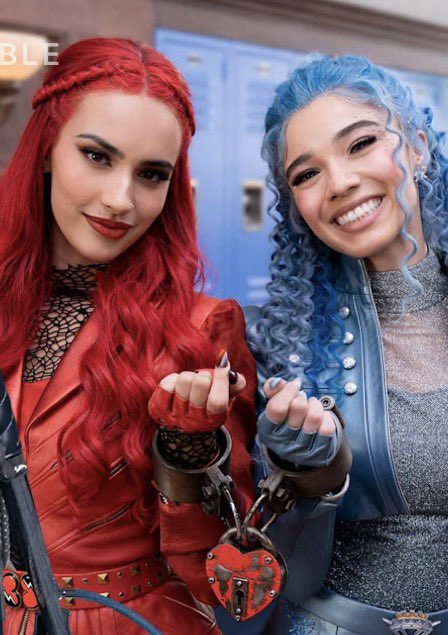 xoxoShadowfan03's tweet photo. If not girlfriends why handcuffed to each other? 🤨 https://t.co/Cq8u4NDXXQ