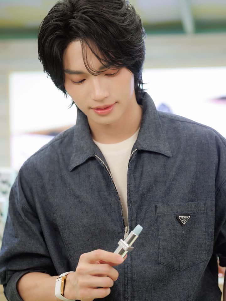 WinmetawinO's tweet photo. Highlights from Prada Beauty Ambassador Win Metawin’s visit to the Prada Beauty Summer Market at Central Chidlom in https://t.co/5RTzOvtKOc Metawin O. 

PRADA BEAUTY SUMMER X WIN

#PradaBeautyxWin #PradaBeauty 
#PradaMakeup #PradaFragances 
#winmetawin https://t.co/VM0St2yPEh