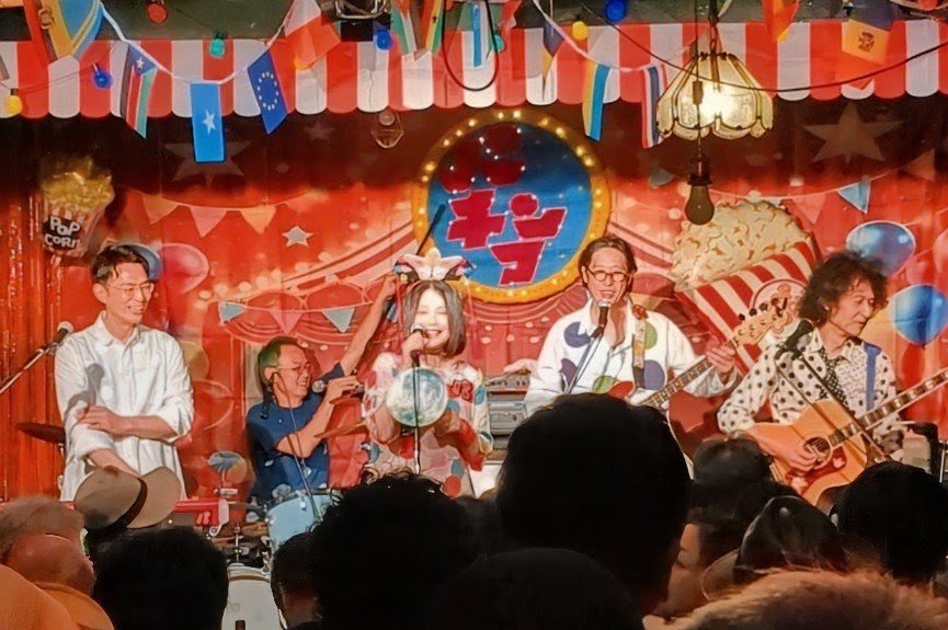 con_circus's tweet photo. 【なつやすみのフィナーレ】
あたいの夏休み、グランド·フィナーレは京都西院の陰陽（ネガポジ）30周年第25夜「テンゴ」LIVE！ライブハウスは超満員御礼のアツいLIVE！笑顔、手拍子、Call＆Responseでメンバーとファンの絆を再確認✨タンポポメンバーも駆けつける終わらない熱い夜。今夜もサイコー✨ https://t.co/UXM8QsCewZ