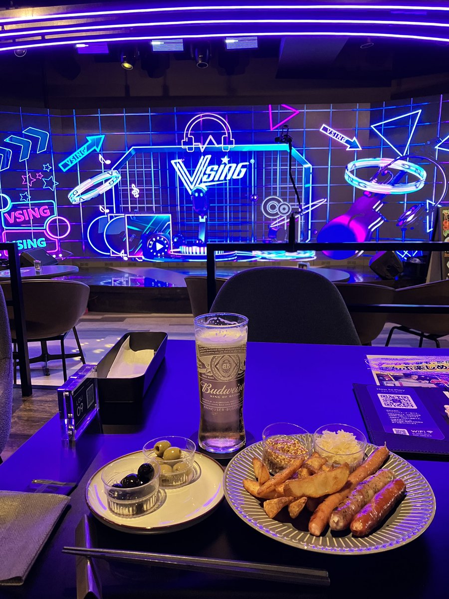 melodie_melodia's tweet photo. 今日は、
タワーレコード渋谷店
(bounceもらいに)
↓
ディズニーストア
(情報アップデートしに)
↓
#VSING
(歌いに&食べに🤣)
というセットリストでした🫶🍃
そう、
1日はライブだ(`・ω・´)キリッ✨
人生はライブだ😏💖
ディズニーパーク帰りや、
隅田川花火大会帰りの方々と、
よく会うなぁ……🤭✨
追伸🍃
タワレコのBar、
誰か飲みにいこーよ🥂
