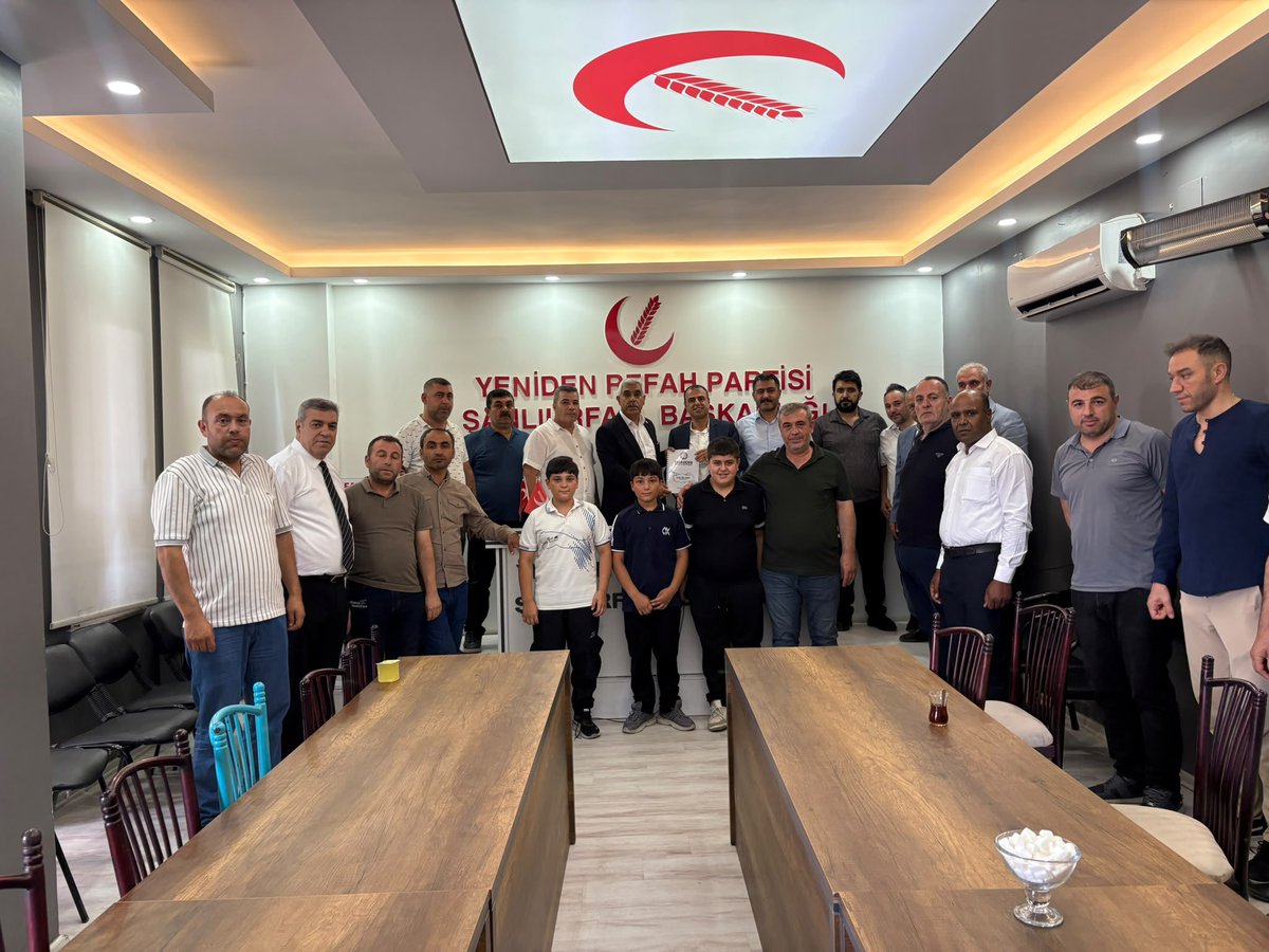 rprefah's tweet photo. Emeklilikte Adalet Derneği (EmadDerneği) İl başkanlığımızda  il başkanımız , il başkan yardımcılarımız, mağduriyetler kuruluyla bir araya geldiler. 
Nazik ziyaretleri için teşekkür ederiz . 
@erbakanfatih 
@ahmetyetimoglu_ 
@EmadDernegi https://t.co/KFeArZi9Zg