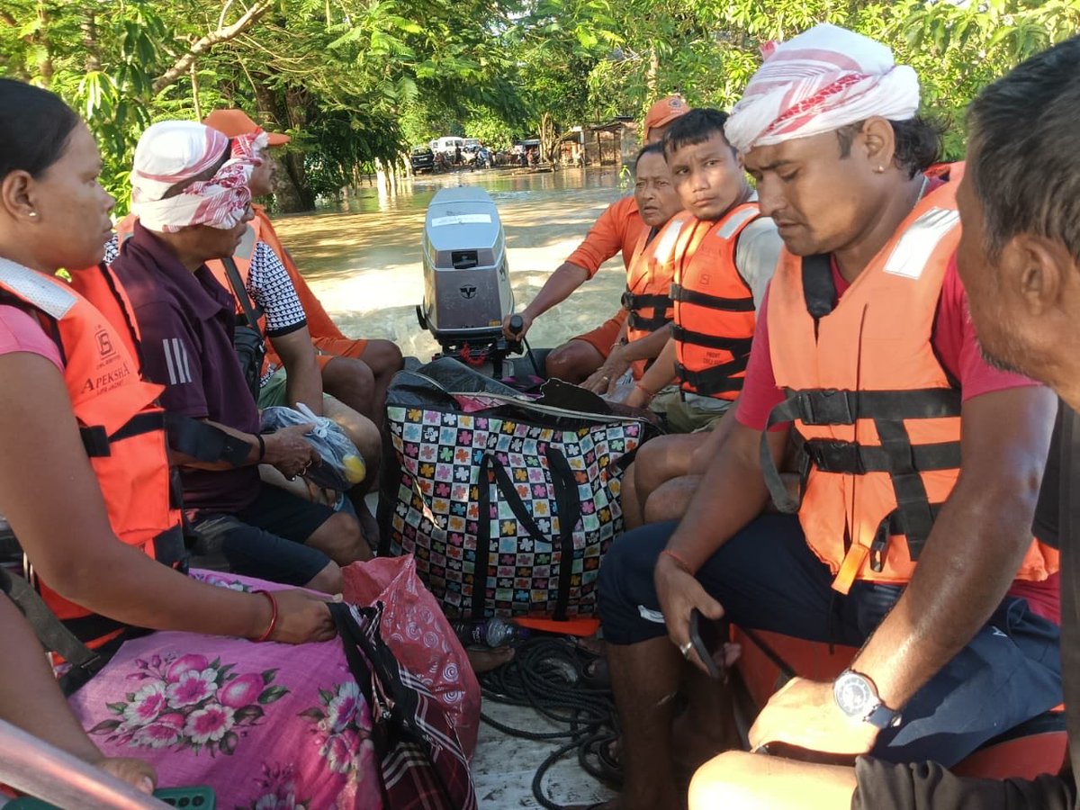 NDRFHQ's tweet photo. #FWR_Ops | #Rescue | #Evacuation I #Assam
🔶NDRF teams remain actively engaged in Flood Water Rescue operations across the flood-affected areas of Assam, in close coordination with the local administration.
🔶So far, teams have rescued 59 persons, evacuated 4,156 persons.. https://t.co/mC2gm3ntx7