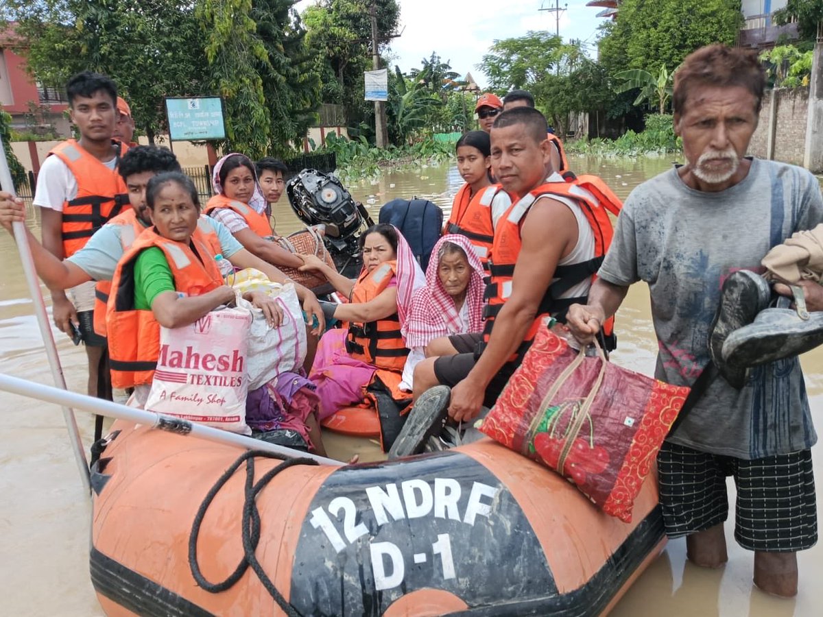 NDRFHQ's tweet photo. #FWR_Ops | #Rescue | #Evacuation I #Assam
🔶NDRF teams remain actively engaged in Flood Water Rescue operations across the flood-affected areas of Assam, in close coordination with the local administration.
🔶So far, teams have rescued 59 persons, evacuated 4,156 persons.. https://t.co/mC2gm3ntx7