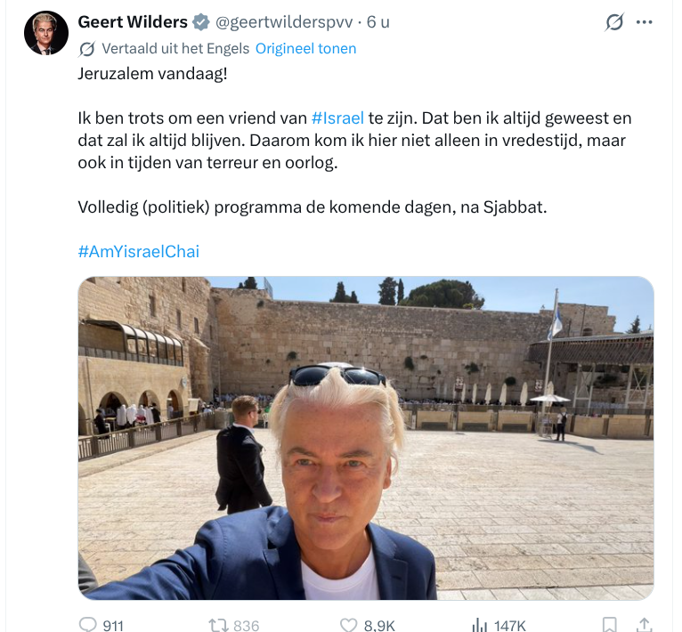 rinusredpill's tweet photo. Wilders is eindelijk in zijn politieke vaderland. In Nederland speelt hij de grote patriot, maar zodra hij in Jeruzalem staat verandert hij in een kwijlende fanboy met een Kamerzetel. Laat hem daar vooral blijven, dan is Nederland meteen verlost van Israëls meest onderdanige fanclubvoorzitter.