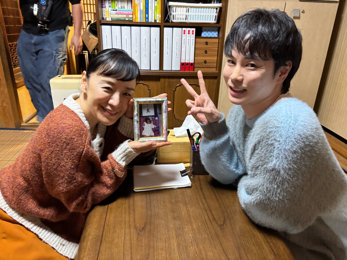 sayonaranoir_cx's tweet photo. 🫧━━
　　 第𝟒話𝟕月𝟐𝟖日（火）よる𝟗時放送
　　　　〚 #さよならノワール 〛
　　　　　　　　　　　　　　  ━━🫧

⋆⸜⋱ 𝕆𝕗𝕗𝕊𝕙𝕠𝕥📷 ⋰⸝⋆

第3話にて、
親子を演じた神野さんと柾木さんの
仲良しツーショットをお届け📷ˊ˗

撮影裏側では仲良しなお二人でした⸝⋆

第1話〜第3話の���逃し配信はこちらから！
🔗https://t.co/DkSMMD8CKG　

#神野三鈴
#柾木玲弥
#フジテレビ