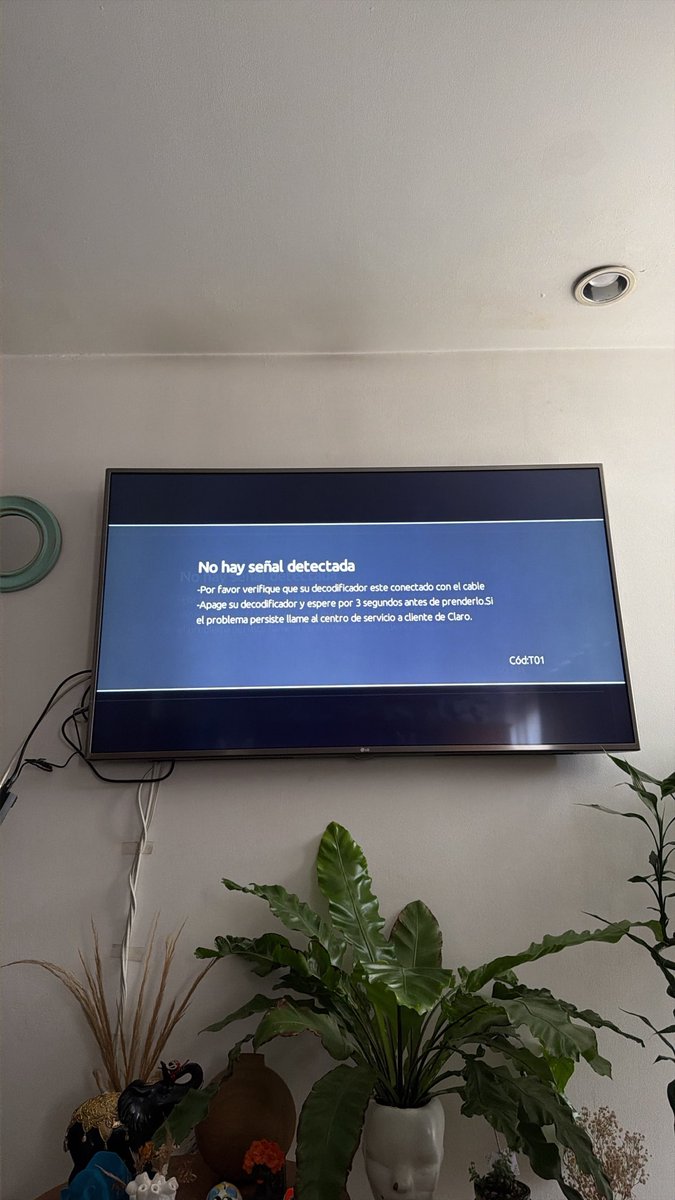 GiancarloAP_'s tweet photo. Señores @ClaroTeAyuda estoy sin señal de TV nuevamente, desde ayer. Qué podemos hacer? #Claro #ClaroColombia #Internet #Tv #Wifi #ClaroTeAyuda https://t.co/fawDXrKf06