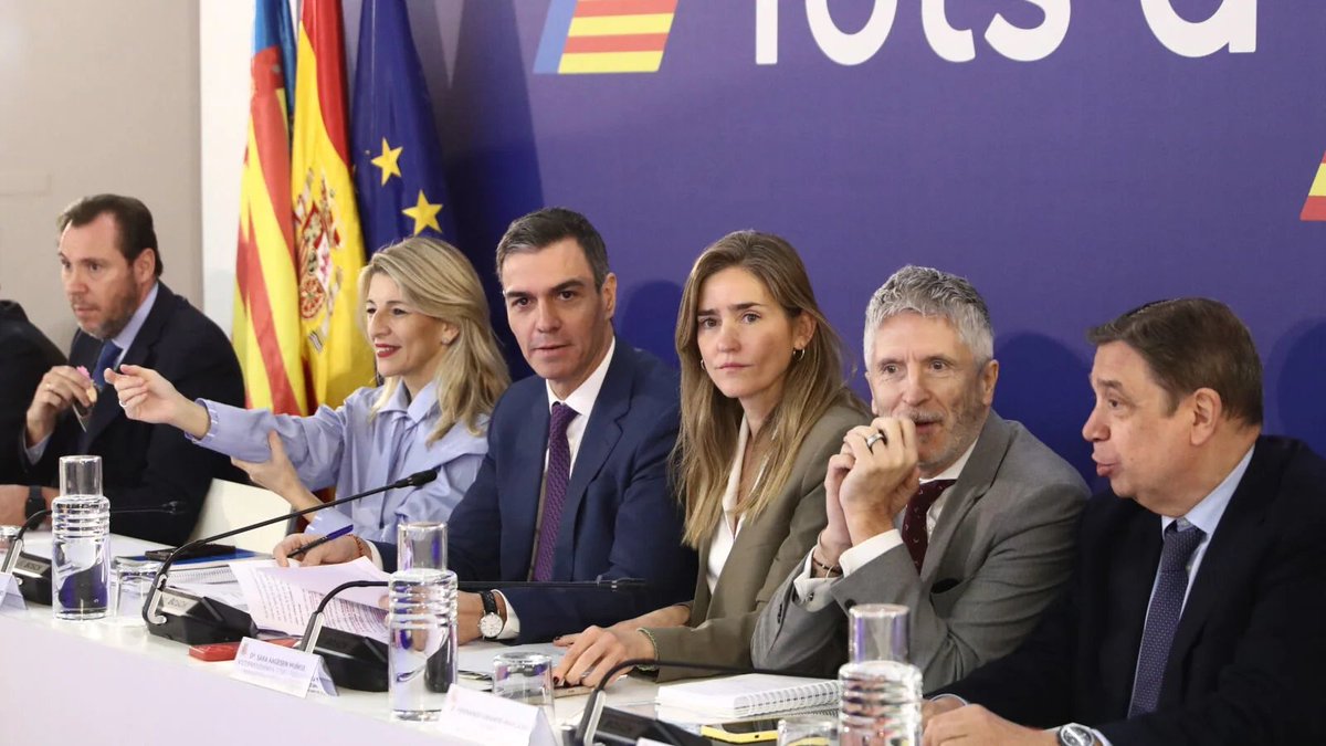 veintimillapie's tweet photo. Sánchez realiza una aportación extraordinaria a la OIT de 1,7 millones y a la FAO de 8 millones, a los que Yolanda Díaz  y Luis Planas son candidatos a dirigirlas.
Si quieren un cargo, que se lo paguen ellos. https://t.co/yW13LG5NqL