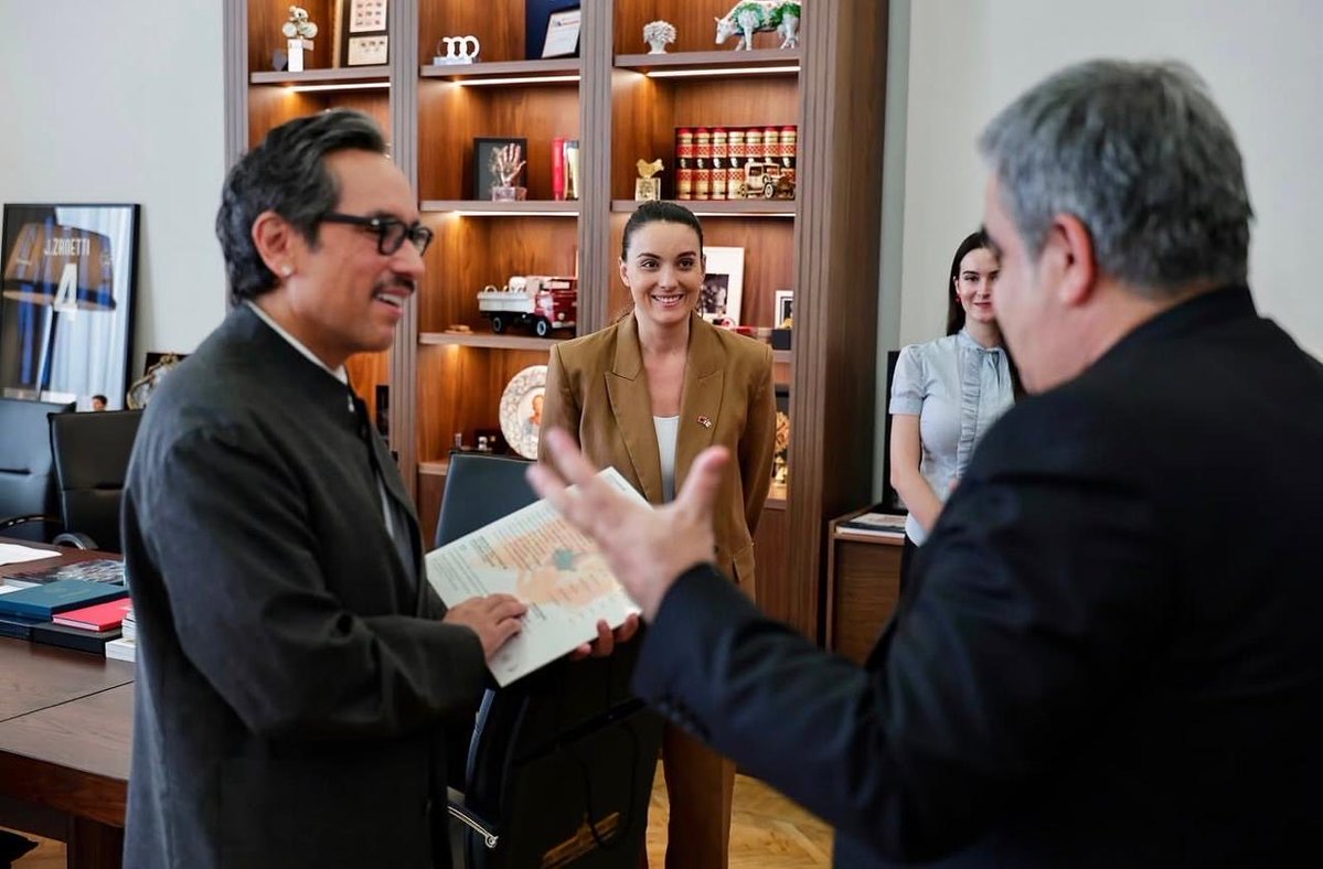 EmbaMexIta's tweet photo. Ambassador @genarolozano met with Albania's Minister of Tourism, Culture, and Sport, Blendi Gonxhja.

They discussed strengthening bilateral cultural cooperation and plans to host a Mexico Week in Albania, celebrating Mexican art, gastronomy, and dance. 🇲🇽🤝🇦🇱 https://t.co/bxMBtMBg3s